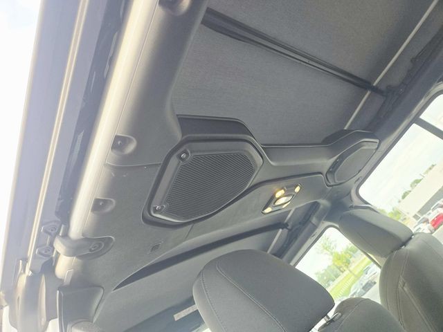 Jeep Wrangler Unlimited Vehicle Full-screen Gallery Image 09
