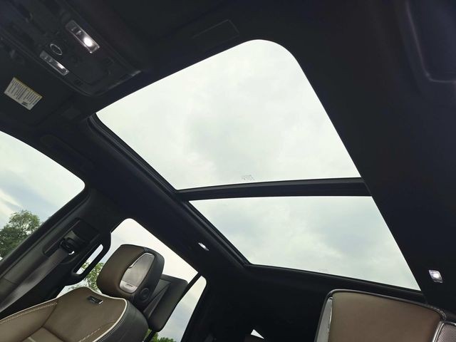 GMC Yukon Vehicle Full-screen Gallery Image 06