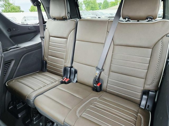 GMC Yukon Vehicle Full-screen Gallery Image 12