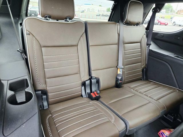 GMC Yukon Vehicle Full-screen Gallery Image 14