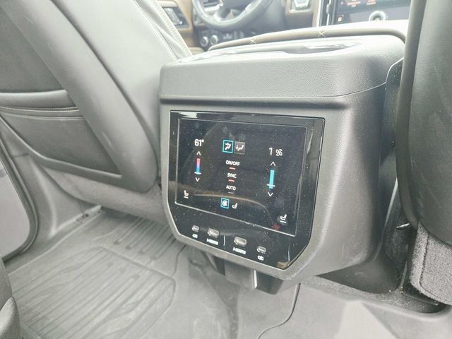 GMC Yukon Vehicle Full-screen Gallery Image 15