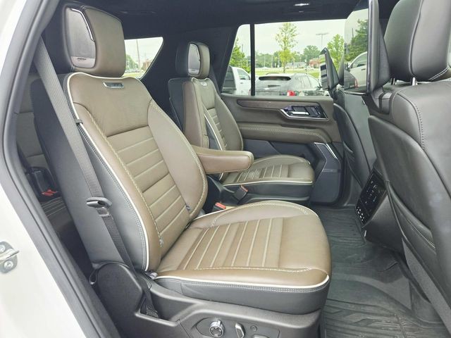 GMC Yukon Vehicle Full-screen Gallery Image 16