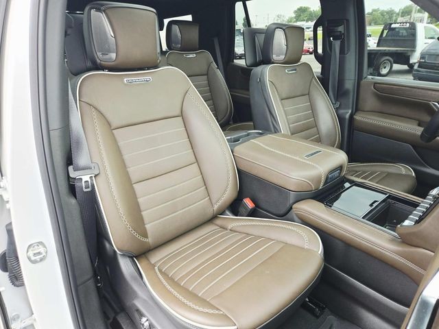GMC Yukon Vehicle Full-screen Gallery Image 17