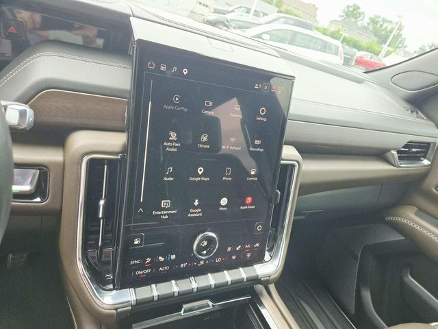 GMC Yukon Vehicle Full-screen Gallery Image 25
