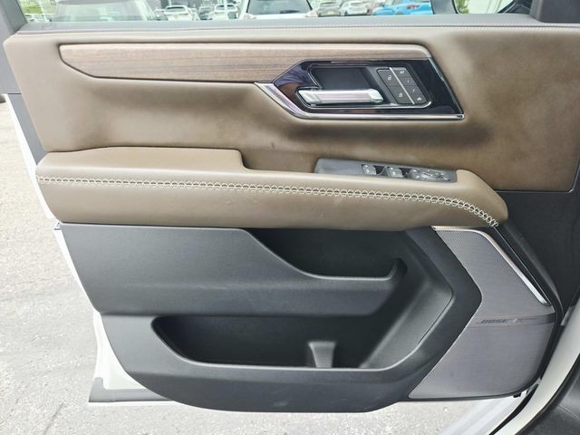 GMC Yukon Vehicle Full-screen Gallery Image 34