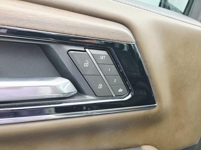 GMC Yukon Vehicle Full-screen Gallery Image 35