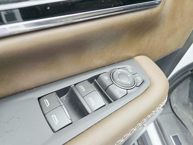 GMC Yukon Vehicle Full-screen Gallery Image 36