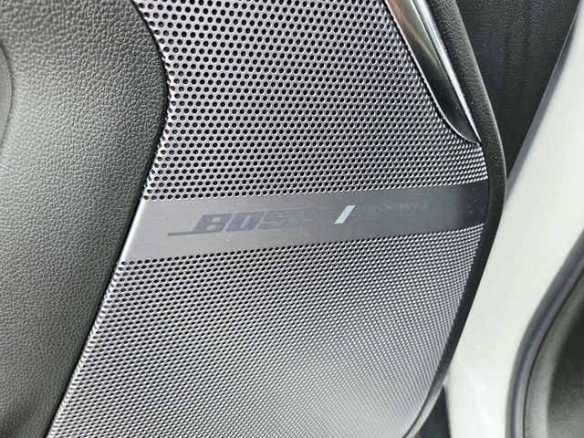 GMC Yukon Vehicle Full-screen Gallery Image 37