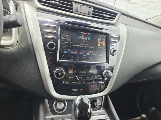 Nissan Murano Vehicle Full-screen Gallery Image 20