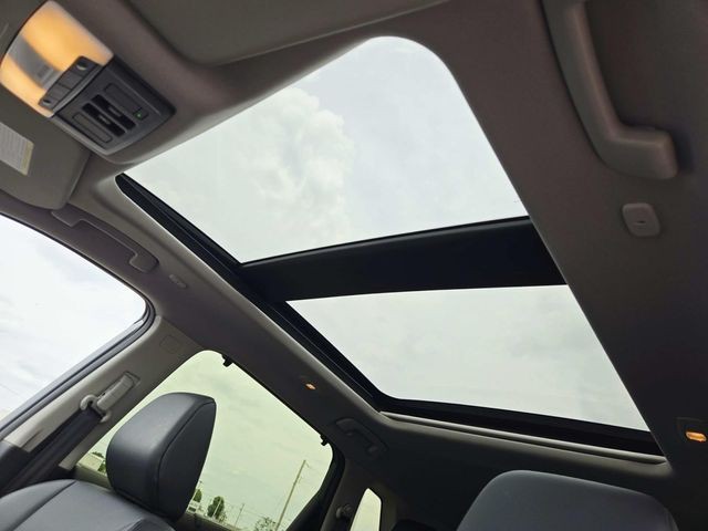 Nissan Rogue Vehicle Full-screen Gallery Image 06