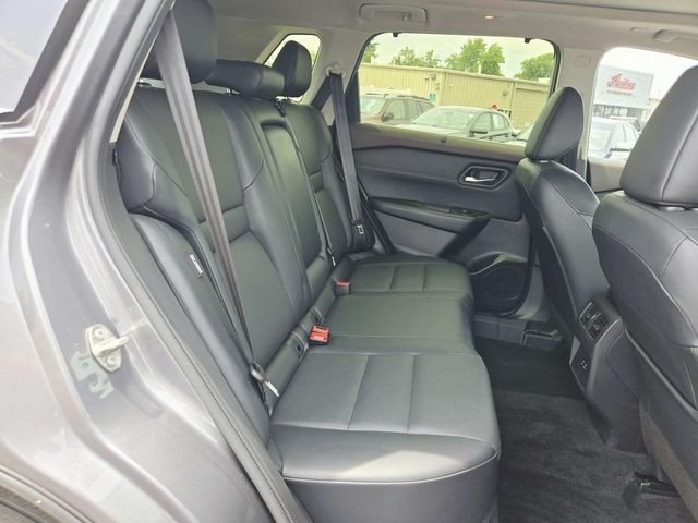 Nissan Rogue Vehicle Full-screen Gallery Image 12