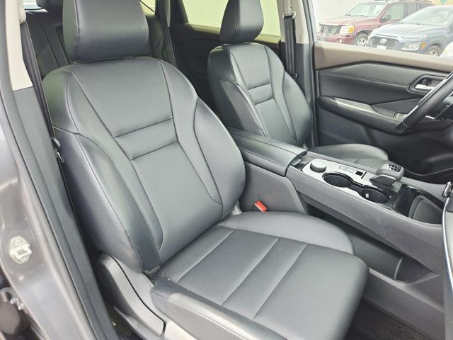 Nissan Rogue Vehicle Full-screen Gallery Image 13