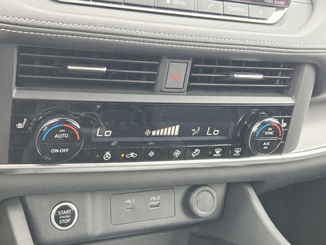Nissan Rogue Vehicle Full-screen Gallery Image 23