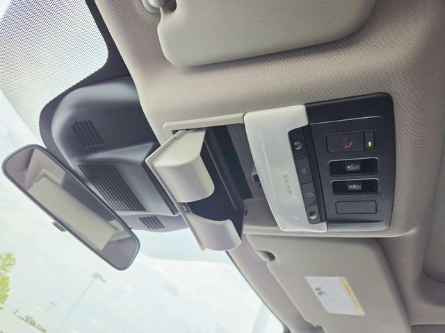 Nissan Rogue Vehicle Full-screen Gallery Image 28