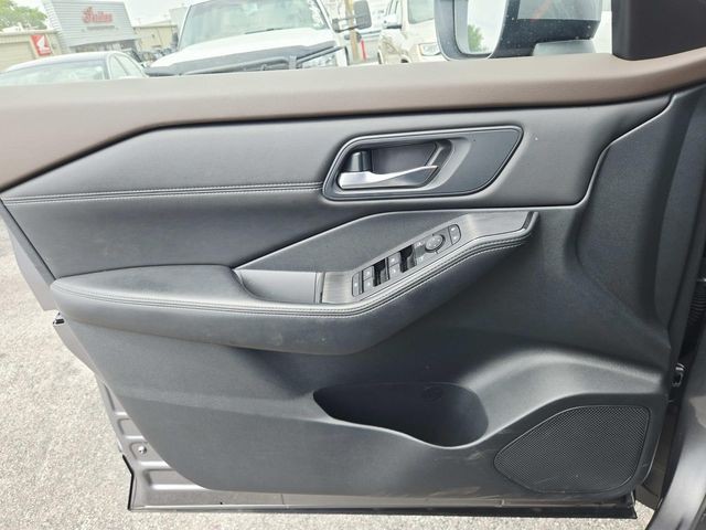 Nissan Rogue Vehicle Full-screen Gallery Image 30