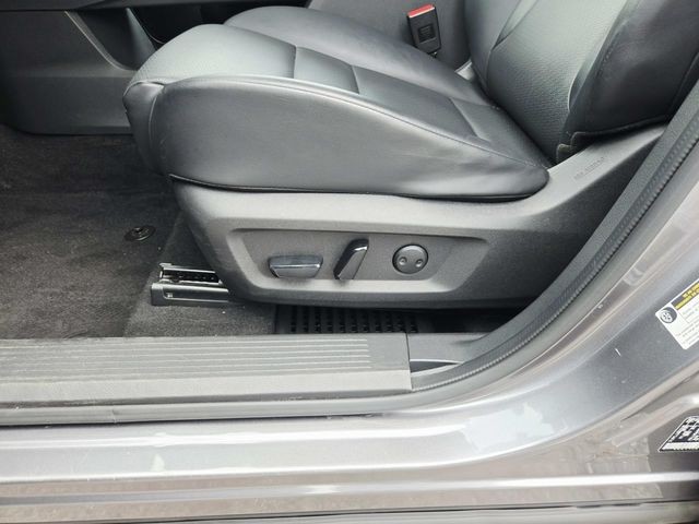 Nissan Rogue Vehicle Full-screen Gallery Image 32