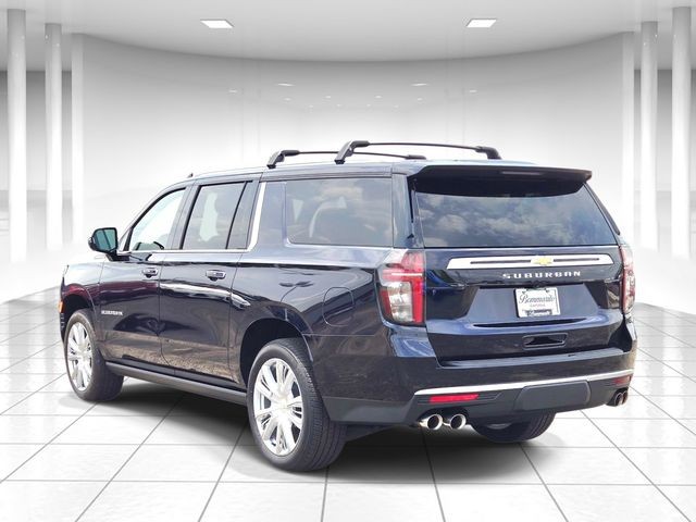 Chevrolet Suburban Vehicle Full-screen Gallery Image 03