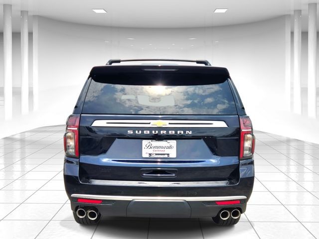 Chevrolet Suburban Vehicle Full-screen Gallery Image 04