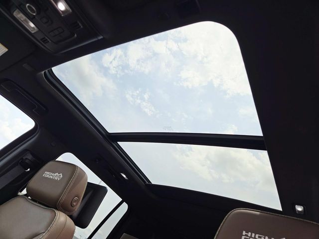 Chevrolet Suburban Vehicle Full-screen Gallery Image 09