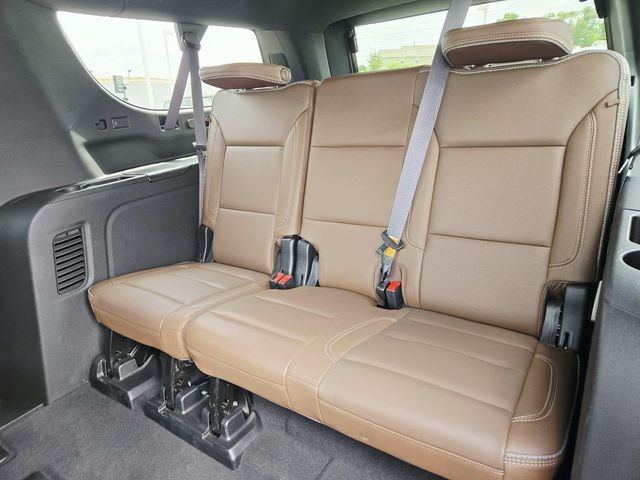 Chevrolet Suburban Vehicle Full-screen Gallery Image 12