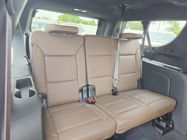 Chevrolet Suburban Vehicle Full-screen Gallery Image 14