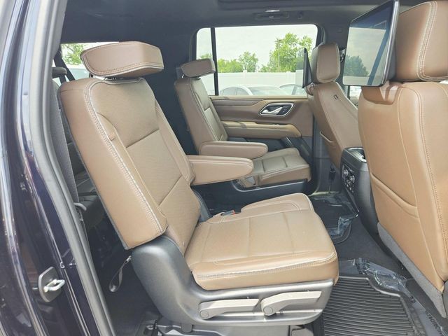Chevrolet Suburban Vehicle Full-screen Gallery Image 15