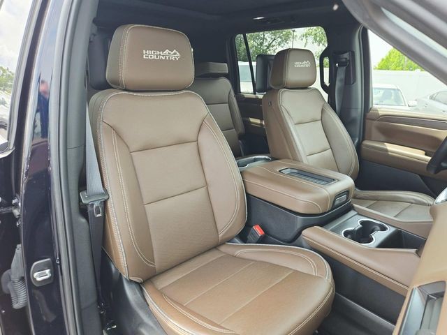 Chevrolet Suburban Vehicle Full-screen Gallery Image 16