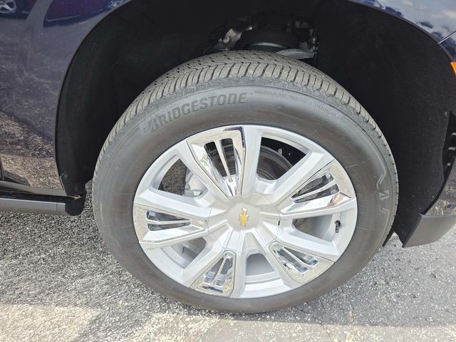 Chevrolet Suburban Vehicle Full-screen Gallery Image 18