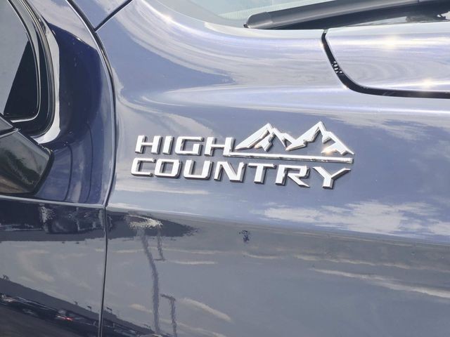 Chevrolet Suburban Vehicle Full-screen Gallery Image 19