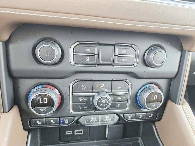 Chevrolet Suburban Vehicle Full-screen Gallery Image 30