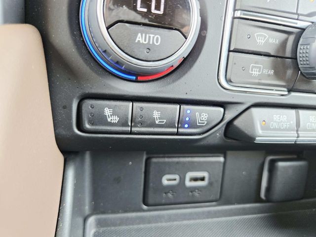 Chevrolet Suburban Vehicle Full-screen Gallery Image 31