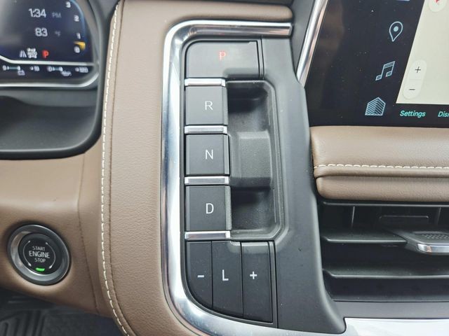 Chevrolet Suburban Vehicle Full-screen Gallery Image 32