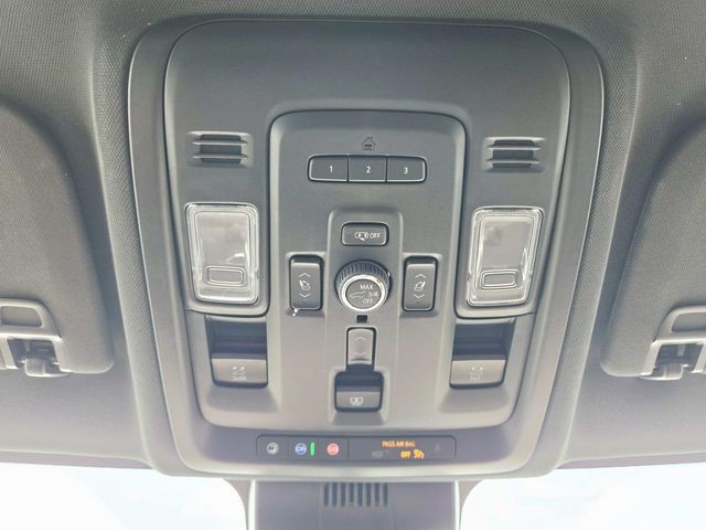 Chevrolet Suburban Vehicle Full-screen Gallery Image 34