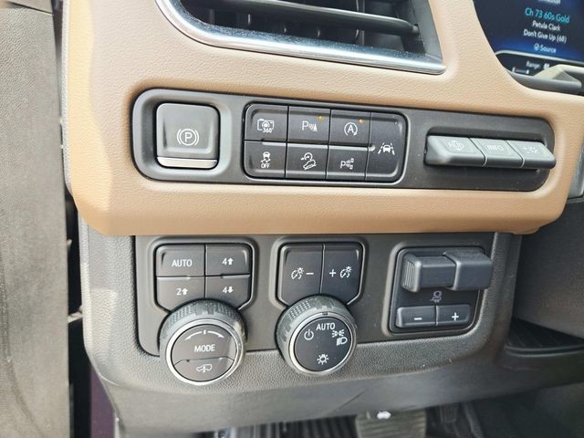Chevrolet Suburban Vehicle Full-screen Gallery Image 35