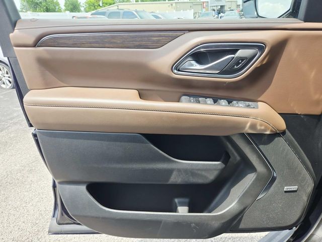 Chevrolet Suburban Vehicle Full-screen Gallery Image 36