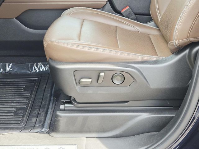 Chevrolet Suburban Vehicle Full-screen Gallery Image 39