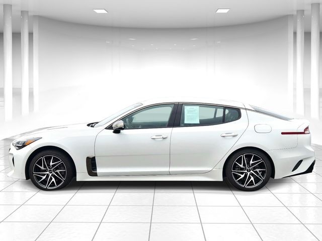 Kia Stinger Vehicle Full-screen Gallery Image 02