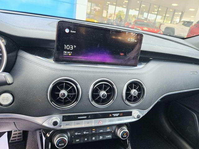 Kia Stinger Vehicle Full-screen Gallery Image 20