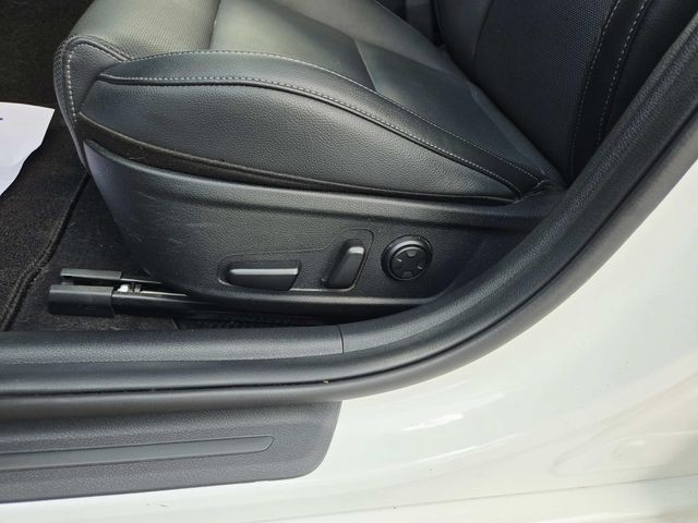 Kia Stinger Vehicle Full-screen Gallery Image 30
