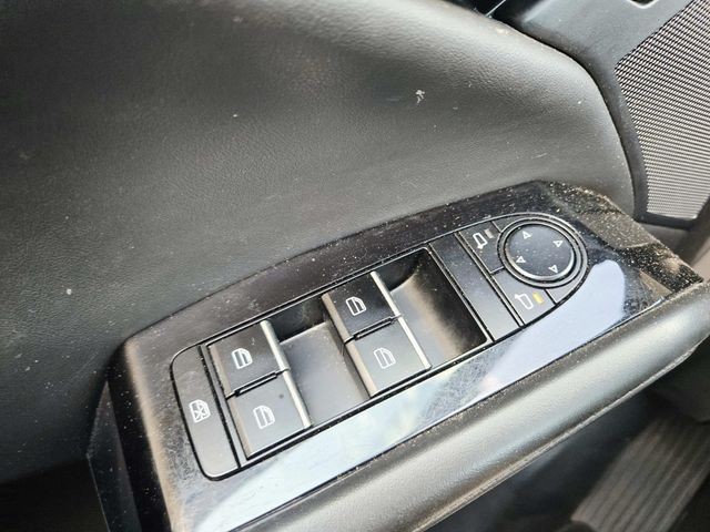 Mazda Mazda3 Vehicle Full-screen Gallery Image 32