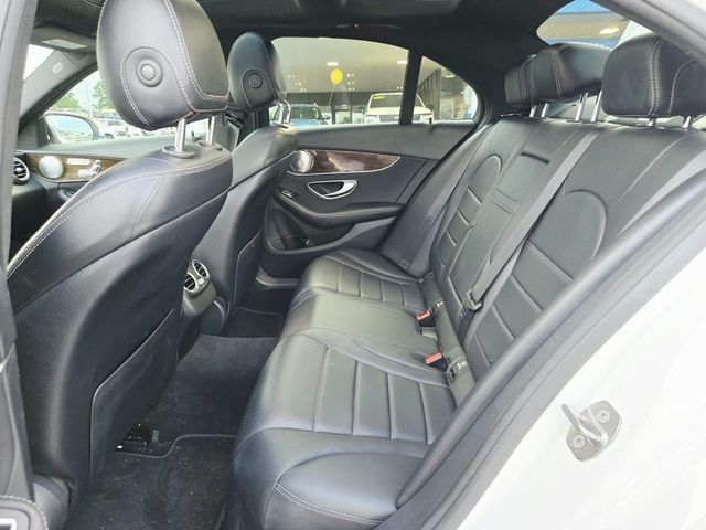 Mercedes-Benz C-Class Vehicle Full-screen Gallery Image 09