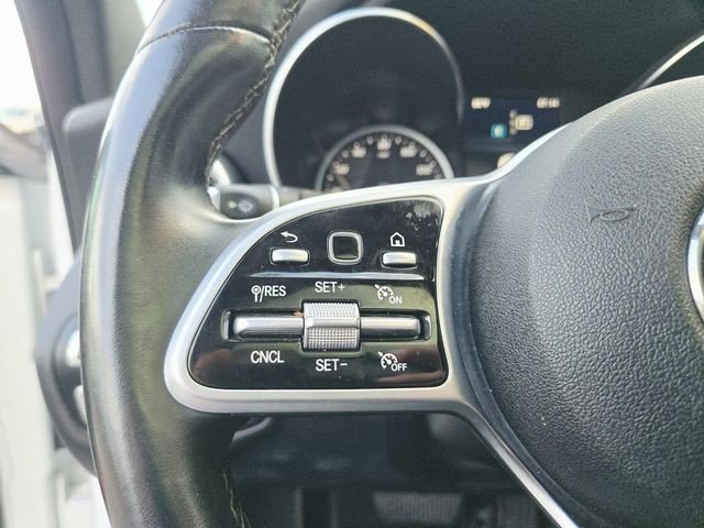 Mercedes-Benz C-Class Vehicle Full-screen Gallery Image 11