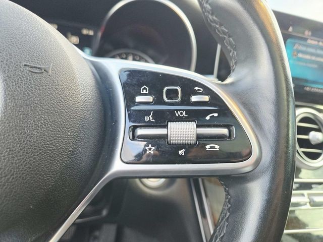 Mercedes-Benz C-Class Vehicle Full-screen Gallery Image 12