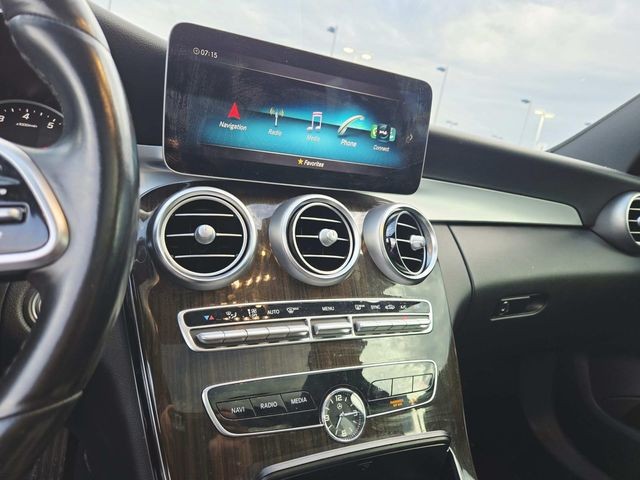 Mercedes-Benz C-Class Vehicle Full-screen Gallery Image 14