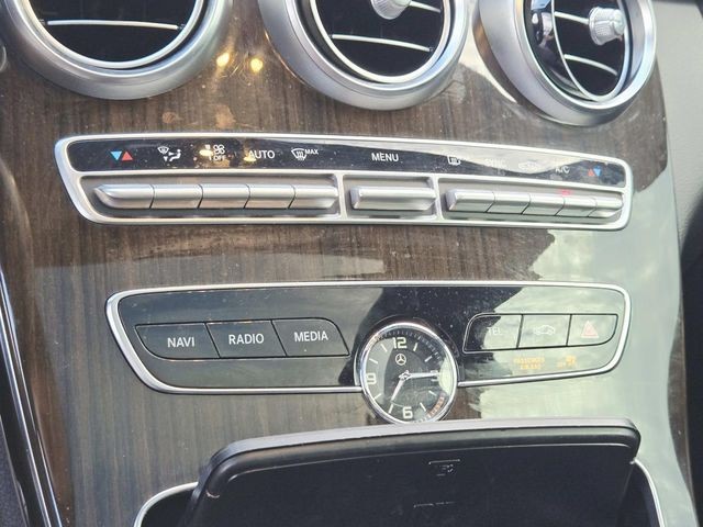 Mercedes-Benz C-Class Vehicle Full-screen Gallery Image 18