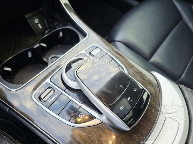 Mercedes-Benz C-Class Vehicle Full-screen Gallery Image 19