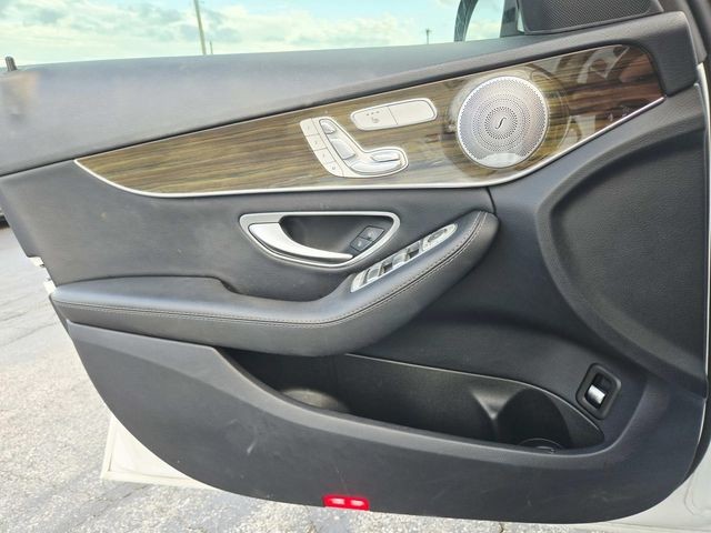 Mercedes-Benz C-Class Vehicle Full-screen Gallery Image 20