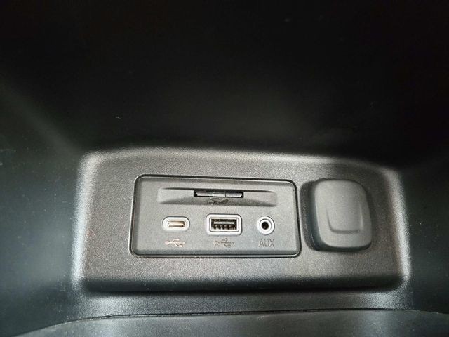 Chevrolet Equinox Vehicle Full-screen Gallery Image 17