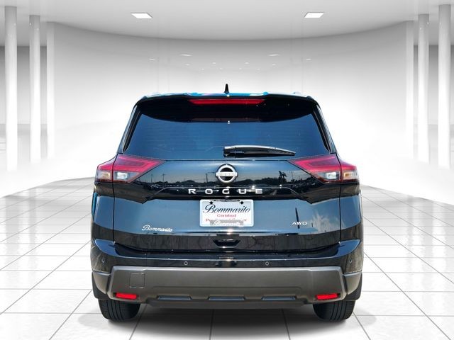 Nissan Rogue Vehicle Full-screen Gallery Image 04