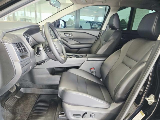 Nissan Rogue Vehicle Full-screen Gallery Image 08